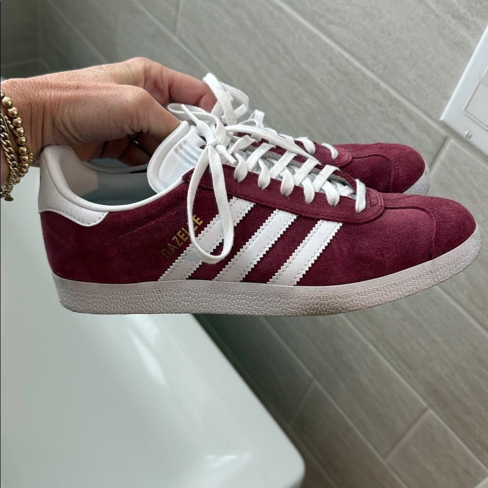 Adidas Gazelle Unisex Sneakers in burgundy and White